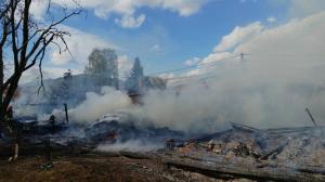 Încendiu de proporții la Bacău, autoritățile au trimis o mică armată: 9 autospeciale de intervenţie, cu 35 de pompieri militari. Localitățile invecinate au trimis și ele ajutor