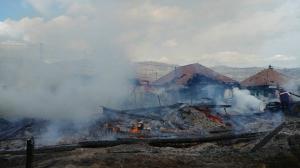 Încendiu de proporții la Bacău, autoritățile au trimis o mică armată: 9 autospeciale de intervenţie, cu 35 de pompieri militari. Localitățile invecinate au trimis și ele ajutor
