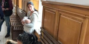 DRAMATIC! O mamă a alăptat pe holul tribunalui din Cluj, apoi a fost arestată preventiv pentru 30 de zile. "E caz de CEDO"