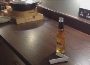 Un truc folositor: Cum deschizi o sticlă de bere cu o COALĂ DE HÂRTIE
