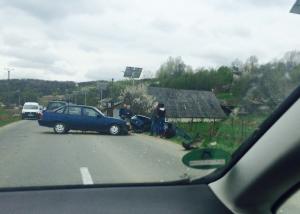 ACCIDENT GROAZNIC, cu 7 victime, în urmă cu puţin timp! Ambulanţele şi pompierii intervin în forţă pe un drum din Bacău. IMAGINI ŞOCANTE