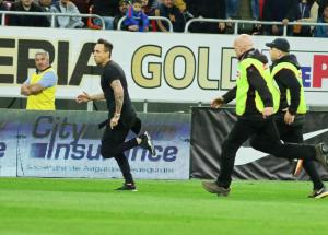 Imagini INCREDIBILE la derby! Steaua- Dinamo a fost întrerupt în prima repriză! (VIDEO)