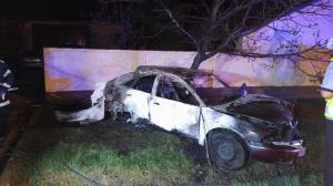 SCENE GROAZNICE în Timiș: un şofer de 19 ani a intrat cu maşina în copac, apoi a fugit, lăsându-şi prietenii să ardă de vii!