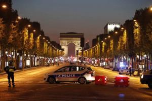 ATAC TERORIST LA PARIS, pe Champs-Elysées! Un poliţist a fost ucis, iar alți doi răniţi. ISIS a revendicat atentatul