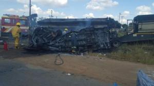 Douăzeci de elevi de şcoală primară AU MURIT, după ce microbuzul şcolar a intrat într-un camion şi a explodat!
