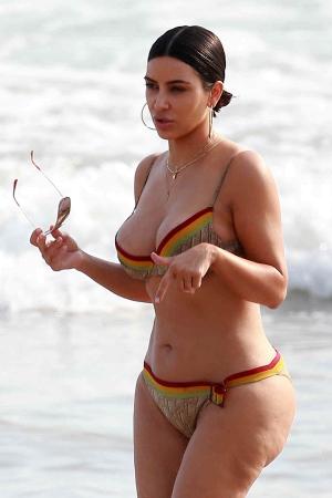 Kim Kardashian face furori pe plajă! Posteriorul vedetei arată senzaţional în costumul de baie ales de divă