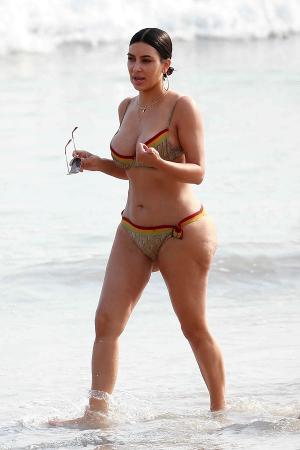 Kim Kardashian face furori pe plajă! Posteriorul vedetei arată senzaţional în costumul de baie ales de divă