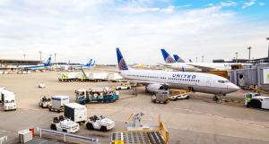 Nou SCANDAL pentru compania aeriană United Airlines, care a scos din avion CU FORŢA un pasager, umplându-l de SÂNGE! Imaginea companiei va fi şi MAI GRAV AFECTATĂ