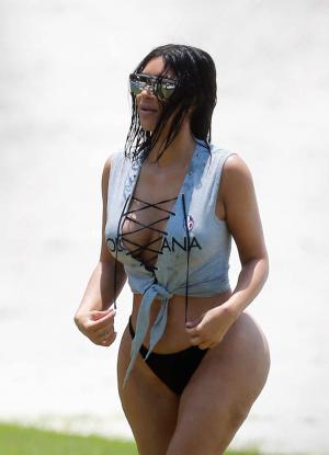 GALERIE FOTO virală! Kim Kardashian loveşte din nou, într-o pereche de bikini minusculi