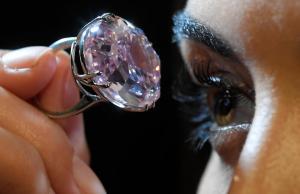 "Cea mai mare comoară a lumii", diamantul roz, a fost vândut pentru o SUMĂ RECORD. Cât a costat faimoasa piatră