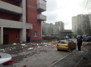 GROAZĂ la St. Petersburg! O BOMBĂ similară cu cea care a explodat la metrou, luni, a dărâmat faţada unui bloc