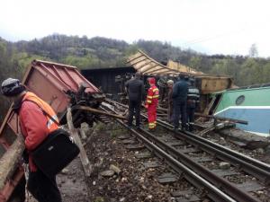 Accident feroviar GRAV! Mecanici de locomotivă MORŢI, după ce un tren s-a RĂSTURNAT lângă Petroşani. VIDEO de la locul tragediei