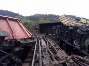 DEZASTRU pe calea ferată! PRIMELE IMAGINI cu trenul deraiat lângă Petroşani. Şase vagoane şi locomotiva au căzut într-o râpă