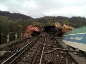 DEZASTRU pe calea ferată! PRIMELE IMAGINI cu trenul deraiat lângă Petroşani. Şase vagoane şi locomotiva au căzut într-o râpă