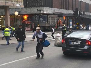 EROUL de la Stockholm! Cum a salvat un imigrant ZECI DE OAMENI care ar fi putut fi spulberaţi în atacul din Suedia (FOTO&VIDEO)