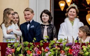 Simţul umorului e trăsătură de familie: După ce tatăl său s-a bărbierit în timpul unui discurs, micul Prinţ al Norvegiei a făcut spectacol din balconul regal GALERIE FOTO