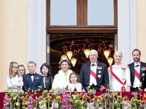 Simţul umorului e trăsătură de familie: După ce tatăl său s-a bărbierit în timpul unui discurs, micul Prinţ al Norvegiei a făcut spectacol din balconul regal GALERIE FOTO