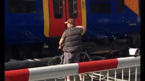 A văzut moartea cu ochii: Un bărbat a fost la un pas de a fi călcat de tren, după ce a forţat o barieră la nivel cu calea ferată (VIDEO)