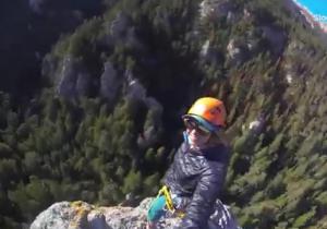 Curaj sau inconştienţă? O tânără şi-a făcut selfi-uri din vârful unei stânci, situate la zeci de metri înălţime (VIDEO)