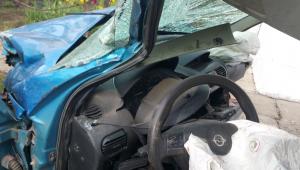 ACCIDENT TERIBIL cu victime! Un Opel s-a făcut praf după IMPACTUL VIOLENT cu o dubă. IMAGINI DRAMATICE
