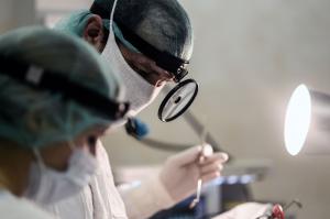 Scene incredibile în spital: Medicii au scos un PEŞTE VIU din gâtul unui bărbat