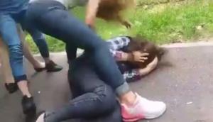 Bătăuşele din Oradea, SĂLTATE de poliţişti! Elevele care au DESFIGURAT o adolescentă de 16 ani s-au ales cu dosar penal (VIDEO ŞOCANT)