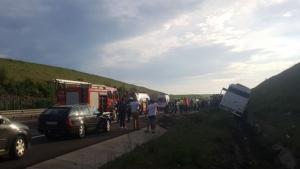 APROAPE DE TRAGEDIE! 20 de copii au scăpat ca prin minune, după ce şoferul microbuzului care îi transporta a făcut infarct, pe autostrada Sebeş - Orăştie