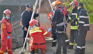 ULTIMA ORĂ: O femeie a căzut în urmă cu puţin timp într-o fântână, la peste 10 metri adâncime! MOMENTE DRAMATICE în Sibiu
