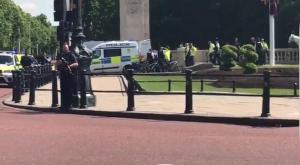 Alertă la Palatul Buckingham! Un individ înarmat CU UN CUŢIT a fost arestat, la trecerea Reginei Marii Britanii
