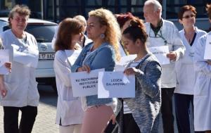 Protest la Direcţia Sanitar-Veterinară din Alba! Angajaţii s-au îmbrăcat în halate albe şi au ieşit în faţa instituţiei