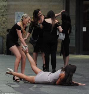 Devoratoarele de petreceri! Imagini fabuloase cu adolescentele din Newcastle, după o noapte nebună în club