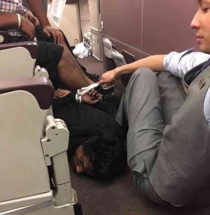 Un pasager a ameninţat că ARUNCĂ ÎN AER o cursă Malaysia Airlines, care s-a întors de urgenţă la Melbourne. Bărbatul a fost oprit chiar de pasageri (VIDEO)