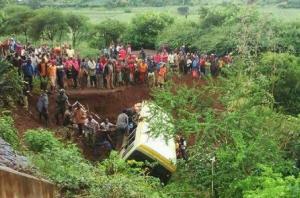 Accident groaznic cu un autobuz şcolar! Cel puţin 30 de copii au murit după ce s-au prăbuşit într-un râu (FOTO)
