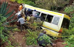 Accident groaznic cu un autobuz şcolar! Cel puţin 30 de copii au murit după ce s-au prăbuşit într-un râu (FOTO)