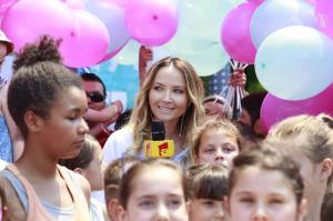 A început "Vara de 100 de zile"! De 1 iunie, Octavia Geamănu a împărţit 100 de baloane copiilor, de ziua lor