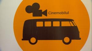 Cinemobilul, maşina cu minuni. Un tânăr din Cluj aduce magia filmului copiilor care nu au fost niciodată într-o sală de cinema