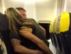 SURPRIZĂ! Tânăra filmată făcând amor, în avion, în văzul pasagerilor, era aşteptată acasă de soţ
