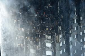 NUMĂR DRAMATIC de morţi, răniţi şi dispăruţi după INCENDIUL DEVASTATOR din Londra. Cum arată Grenfell Tower, după declanşarea INFERNULUI
