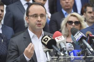 Ludovic Orban este noul preşedinte al PNL. Cristian Buşoi a pierdut lupta pentru șefia partidului