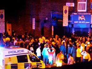 "Potenţial ATAC TERORIST la Londra". O mașină a spulberat un grup de oameni, în apropierea unei moschei! Un MORT şi opt RĂNIŢI, șoferul a fost arestat