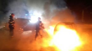 Grav accident în Argeş: Trei tineri au scăpat ca prin minune, după ce maşina lor a ars în totalitate (FOTO)