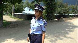 E matematiciană, dar a ales uniforma de poliţist! Ruxandra, o tânără din Neamţ, s-a întors în satul natal pentru a menţine ordinea