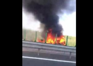 Traficul spre mare, pe A2, a fost blocat! Coadă de peste 3 kilometri, după ce o maşină a luat foc pe A2! VIDEO