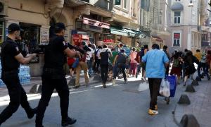 VIOLENȚE ÎN STRADĂ la Istanbul! Autoritățile turce ARUNCĂ cu GAZE LACRIMOGENE în membrii LGBT, pentru a le împidica marșul