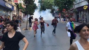 VIOLENȚE ÎN STRADĂ la Istanbul! Autoritățile turce ARUNCĂ cu GAZE LACRIMOGENE în membrii LGBT, pentru a le împidica marșul