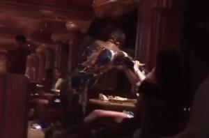 Izbucnire violentă într-un restaurant: În timpul unei discuţii aprinse, o femeie a fost lovită în faţă cu o farfurie (VIDEO)