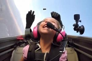 Nu are nici 10 ani, dar este deja un pilot profesionist! O fetiţă a avut parte de distracţia vieţii ei la peste patru mii de metri altitudine (VIDEO)