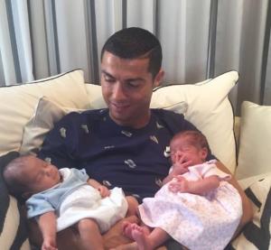 PRIMA FOTOGRAFIE cu gemenii lui Ronaldo. Sportivul a postat o poză emoţionantă din momentul în care şi-a ţinut pentru prima oară copiii în braţe