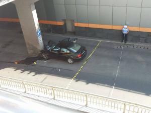 Accident HALUCINANT în Capitală. Încercând să depăşească, un şofer s-a înfipt cu maşina în pilonul Pasajului Obor (FOTO şi VIDEO)