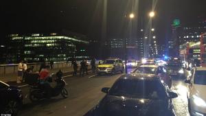 MĂRTURII CUTREMURĂTOARE după ATACUL din Londra: "A fost MASACRU! Teroriştii au ieşit din maşini şi au început să ÎNJUNGHIE şi să lovească oamenii! Erau DEZLĂNŢUIŢI" (VIDEO)
